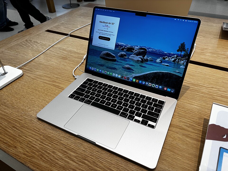 Apple MacBook Air 15″ M4 32GB/1TB Silver · model photo